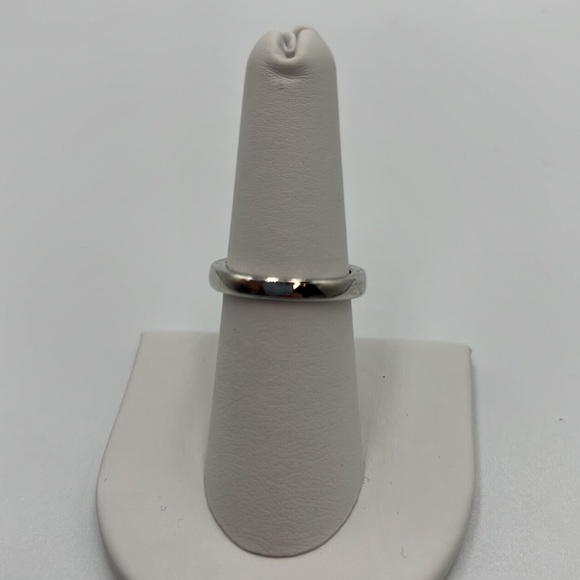 FAUX diamond engagement ring with 1/2 beveled band - Picture 3 of 3